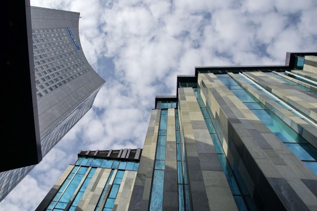Universität und City-Hochhaus am Augustusplatz in Leipzig (2013-10-05) Sony A57, Standard-Zoom Tamron 17-50 mm F/2,8 IF, 17 mm, 1/250, F 9, ISO 400