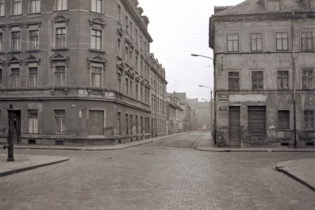 Leipzig-Neuschönefeld (1975) vor dem Flächenabriss Blick vom Rabet (Reudnitz) durch die Melchiorstraße zur Eisenbahnstraße
