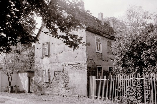 L.-Schönefeld, Kanonenkugeln in der Giebelwand des Hauses Robert-Blum-Str. 5 aus der Zeit der Völkerschlacht, August 1988 (in den 90er Jahren abgerissen)