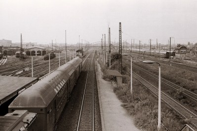 Zug zum Oberholz am Bahnsteig des Haltepunkts Leipzig-Volkmarsdorf, August 1981