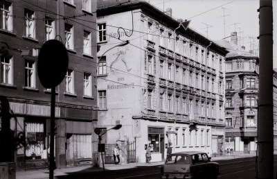 L.-Neustadt, Hermann-Liebmann-Str. 85 mit alter Fassadenmalerei, im März 1989