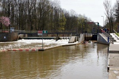 Leipzig, Wassersportler am Connewitzer Pleißenwehr im April 2015