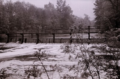 Leipzig, Schaumkronen am Connewitzer Pleißenwehr im Juni 1977