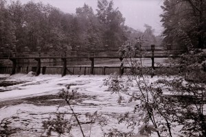 Leipzig, Schaumkronen am Connewitzer Pleißenwehr im Juni 1977