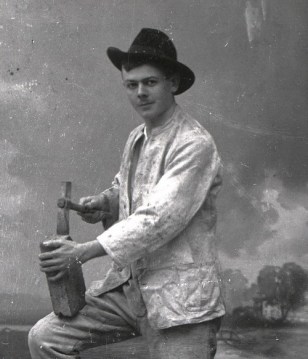 Gerhard als Maurer beim Gesellenstück 1907
