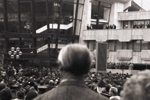 Karl-Marx-Platz mit Rednertribüne und Gewandhaus-Bläserensemble L_Gwhs_81-10-08-01