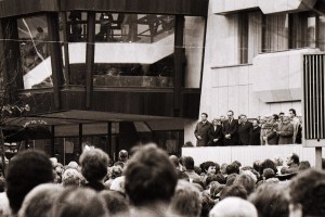 Rednertribüne mit Ehrengästen, u.a. Kurt Masur (Mitte) und Erich Honecker (rechts) L_Gwhs_81-10-08-04