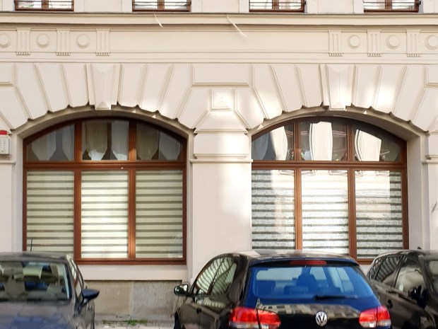 ... ein Schriftfeld über den beiden großen Fenstern?